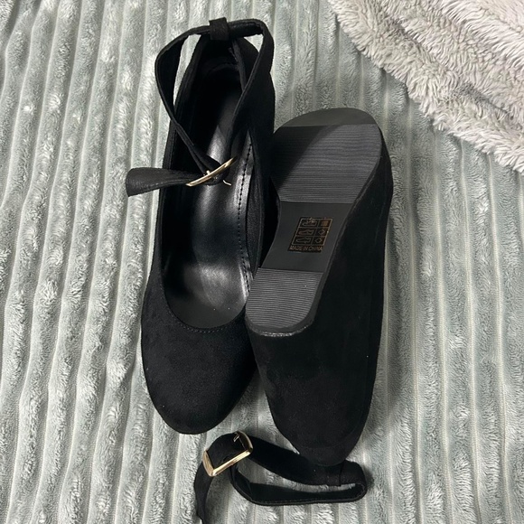 Black Heels With Adjustable Buckle - Picture 4 of 7